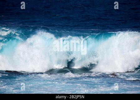 Brisant les vagues s'effondrant s'écrasant dans la mer au large des rives de Lanzarote îles canaries espagne Banque D'Images