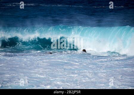 Des vagues bleues vertes qui se brisent s'écrasent dans la mer au large des côtes de Lanzarote îles canaries espagne Banque D'Images