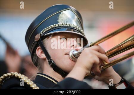 Jeune membre du groupe de femmes jouant à la trombone Banque D'Images