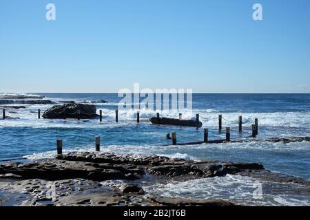 Nagez dans le rectangle bleu de la piscine du rocher Mahon, au bord de l'Australie. Piscine publique de l'époque de la dépression, Sydney, Australie Banque D'Images