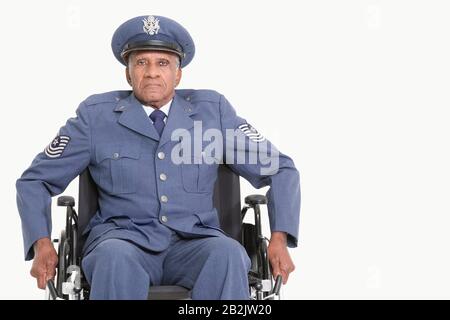 Portrait d'un officier supérieur de l'armée de l'air américaine handicapé en fauteuil roulant sur fond gris Banque D'Images