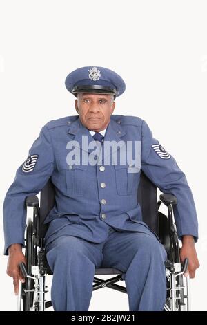 Portrait d'un officier supérieur de l'armée de l'air américaine handicapé en fauteuil roulant sur fond gris Banque D'Images