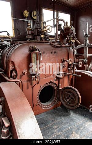 Old vintage cabine de locomotive à vapeur. Commandes d'un vintage locomotive à vapeur, chaudières et des jauges. Banque D'Images