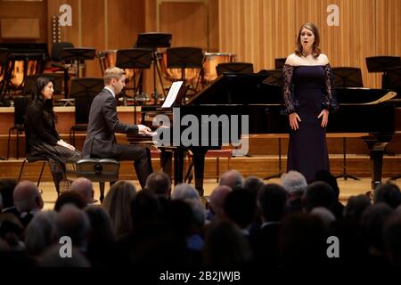 L'étudiant américain et la mezzo-soprano Emily Sierra, de Chicago, se produit sur scène après avoir reçu le prix du président du Prince de Galles lors des prix annuels du Royal College of Music à Londres. Voir l'histoire de PA ROYAL Charles. Crédit photo devrait lire: Matt Dunham/PA Fil Banque D'Images