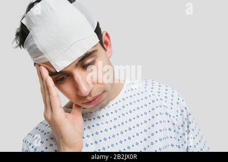 Patient déprimé avec la main sur la tête Banque D'Images