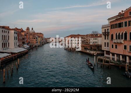 Venise, Vénétie/Italie - 16 février 2020: Vue sur le Grand Canal à Venise et une télécabine traversant le grand canal au coucher du soleil Banque D'Images