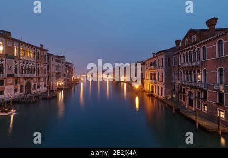 Matin brouillard au Grand Canal et en arrière-plan la basilique Santa Maria della Salute, vue du pont Ponte dell' Accademia Banque D'Images