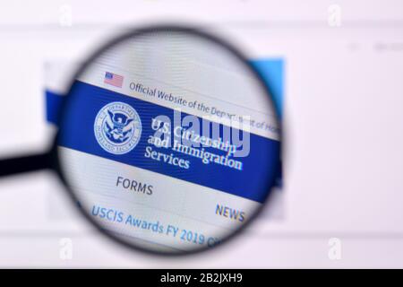 NY, USA - 29 FÉVRIER 2020: Page d'accueil du site web de l'uscis sur l'affichage de PC, URL - uscis.gov. Banque D'Images