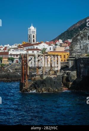 Garachico, Tenerife, Espagne ; 19 Septembre 2018 : Garachico côte volcanique avec paysage urbain avec la lumière du soleil et ciel bleu Banque D'Images