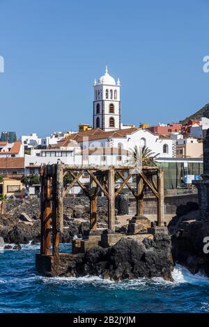 Vestiges de l'ancien quai de Garachico avec le clocher blanc de l'église de Santa Ana derrière, Tenerife, îles Canaries, Espagne Banque D'Images