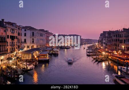 Vue panoramique sur le Grand canal depuis le pont du Rialto au coucher du soleil. (Ponte di Rialto) est l'une des principales attractions touristiques de Venise. Banque D'Images