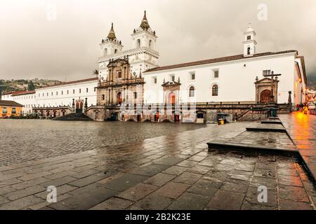 San Francisco le plus imposant de tous les monuments architecturaux de Quito est à la fois un temple une série de chapelles et d'un couvent Banque D'Images