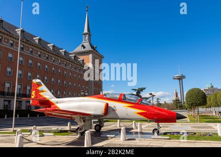 Un CASA C-101 Aviojet en dehors de l'Armée de l'air Espagnole Bâtiment dans Retiro, Madrid, Espagne Banque D'Images