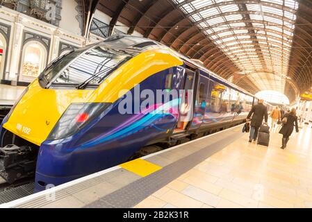 Train à grande vitesse moderne à la gare de Paddington, Londres, Royaume-Uni Banque D'Images