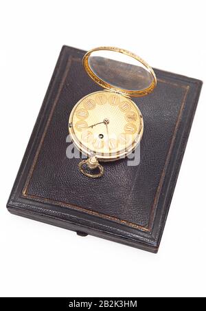 Montre de poche à l'ancienne au-dessus du portefeuille sur fond blanc Banque D'Images