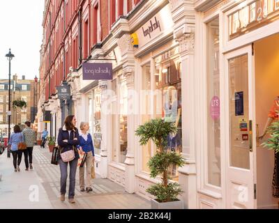 Women shopping in Chiltern Street, Marylebone, London, England, UK Banque D'Images