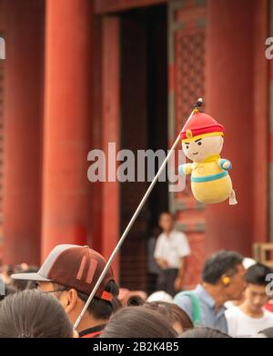 Mascotte sur le bâton avec la foule de touristes chinois au Musée Du Palais De la Cité Interdite, Beijing, Chine Banque D'Images