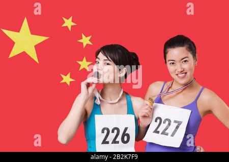 Portrait de jeunes médaillés contre le drapeau chinois Banque D'Images