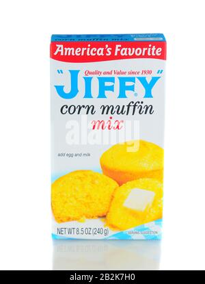 Irvine, CA - 21 janvier 2013 : une boîte de 8,5 onces de mélange de muffin de maïs Jiffy. Fabriqué par la Chelsea Milling Company depuis 1930. Banque D'Images