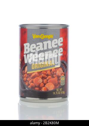 Irvine, CALIFORNIE - 23 MAI 2019: Une CAN de Van Camps Beanee Weenee Original, couper des hot dogs mélangés avec des haricots cuits, De Conagra Brands. Banque D'Images