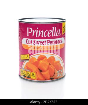 Irvine, CA - 8 NOVEMBRE 2014 : une CAN de 29 onces de Pommes de Terre Princella Cut Sweet Patates. Les ignames confites sont un plat traditionnel servi dans l'American Thanksgivin Banque D'Images