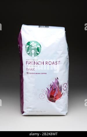Irvine, CA - 21 janvier 2013 : un sac de 40 onces de grains de café torréfaction française Starbucks. Starbucks, basé à Seattle, est la plus grande entreprise de café du TH Banque D'Images