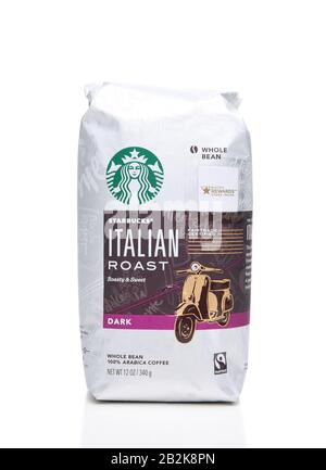 Irvine, CA - 6 AOÛT 2018 : un sac de 40 onces de grains de café torréfaction italienne Starbucks. Starbucks, basé à Seattle, est la plus grande entreprise de café du Banque D'Images