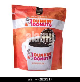 Irvine, CALIFORNIE - 27 OCTOBRE 2017 : un sac de 40 onces de Dunkin Douts café moyen Roast. Le mélange d'arabica fait partie des chaînes de cafés préférées. Banque D'Images