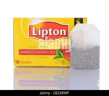 Irvine, CA - 29 janvier 2014 : boîte de 16 boîtes de sachets de thé Lipton. Le thé est la deuxième boisson la plus populaire au monde, seulement derrière l'eau. Banque D'Images