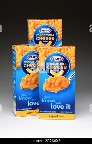 Irvine, CA - 11 janvier 2013: Trois boîtes de Kraft Macaroni et fromage. Le repas emballé a été introduit pour la première fois en 1937 pendant la Grande dépression. Banque D'Images