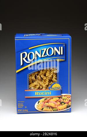 Irvine, CA - 21 janvier 2013: Une boîte de livre de Ronzoni Rotini Pasta. Le rotini est une corkvelle ou des pâtes en forme de spirale et L'Un des plus polyvalents d'al Banque D'Images