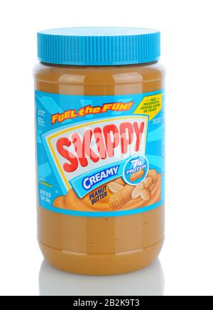 Irvine, CA - 11 janvier 2013 : un pot en plastique de Beurre de cahuète de Skippy Creamy. Introduit en 1933, Skippy est le deuxième Beurre de Peanut le plus populaire Banque D'Images