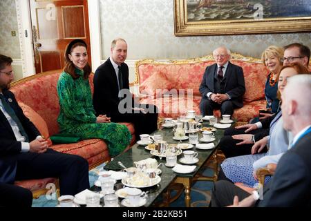 Le duc et la duchesse de Cambridge rencontrent le président irlandais Michael D. Higgins et sa femme Sabina Coyne à Aras an Uachtarain, Dublin, lors de leur visite de trois jours en République d'Irlande. Banque D'Images