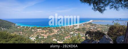 Magnifique photo panoramique de la plage d'Agios Ioannis (Gyra) avec mer turquoise, île de Lefkada, Grèce. Banque D'Images