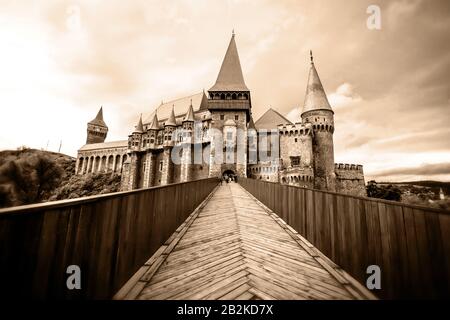 On pense qu'est l'endroit où Vlad III de la Valachie communément connu sous le nom de Dracula était retenu prisonnier situé dans la ville de Hunedoara Objectif grand angle sur Tr Banque D'Images
