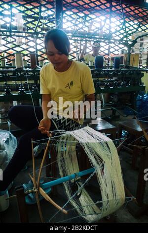 Siem Reap, Cambodge, Asie : mise en bobine de fils de soie dans les ateliers du projet Artisan Angkor Banque D'Images