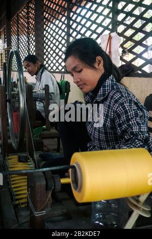 Siem Reap, Cambodge, Asie : mise en bobine de fils de soie dans les ateliers du projet Artisan Angkor Banque D'Images