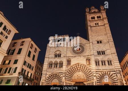 Façade de la cathédrale de Gênes ou de la cathédrale Metropolitana di San Lorenzo la nuit Banque D'Images