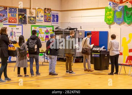 Arlington, VIRGINIA, USA - 3 MARS 2020: Les électeurs démocrates des élections primaires attendent en ligne de voter à la Key School. Banque D'Images