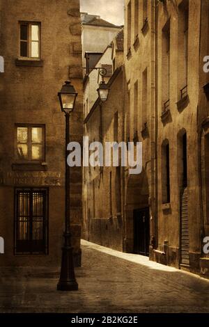 Lumière spectaculaire en fin d'après-midi sur une rue piétonne pavée avec lampadaire, appelée rue du Prevot dans le quartier du Marais de Paris. Banque D'Images