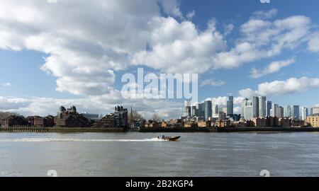 Londres: Vue grand angle de Canary Wharf avec bateau à vitesse Banque D'Images