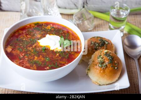 Borscht/borsch. Soupe traditionnelle russe et ukrainienne. Petits pains à l'ail. Gros plan, mise au point sélective. Banque D'Images