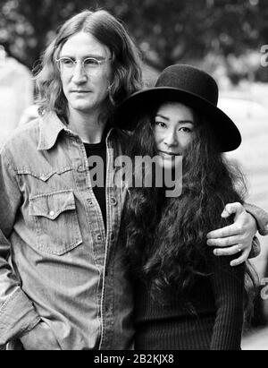 Mark McGann, né à Liverpool, et l'actrice Kim Miyori à Londres dans leurs rôles d'ex-Beatle John Lennon et de son artiste avant-garde, épouse Yoko Ono, pour le film NBC de trois heures intitulé « John and Yoko: A Love Story », qui commence à filmer à Londres cette semaine. Mark, 24 ans, a récemment dépeint Lennon sur la scène britannique et Kim a été une Star du « St ailleurs » de NBC. Banque D'Images