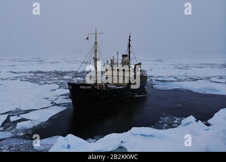 Bateau suédois coincé dans la glace à Svalbard, Norvège Banque D'Images