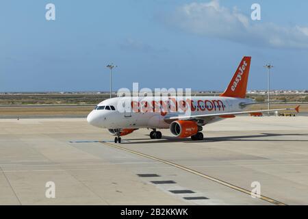 Avion d'easyJet sur la piste de l'aéroport de Faro, Purtugal Banque D'Images