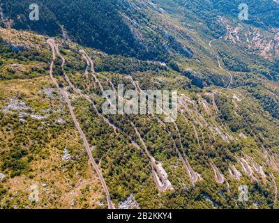 Vue aérienne de l'une des routes les plus sinueuses au monde, près de Kotor, au Monténégro. Situé dans un paysage naturel à couper le souffle Banque D'Images