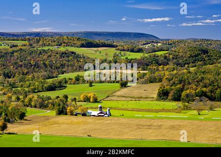 Une petite ferme laitière familiale dans le comté de Bradford, en Pennsylvanie Banque D'Images