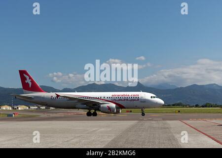 Airbus A 320 d'Air Arabia à l'aéroport de Bergame, Italie. Banque D'Images