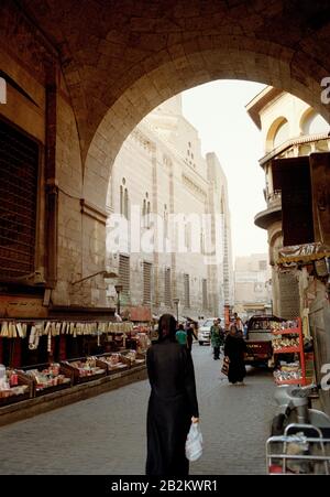 Photographie de voyage - scène de rue à la porte de Bab Zuweila à Fatimide le caire islamique dans la ville du Caire en Egypte en Afrique du Nord Moyen-Orient Banque D'Images