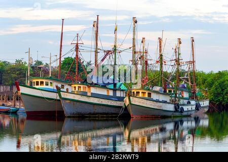 Scène De Port Dans Sunset Light Puerto Morro Equateur Banque D'Images